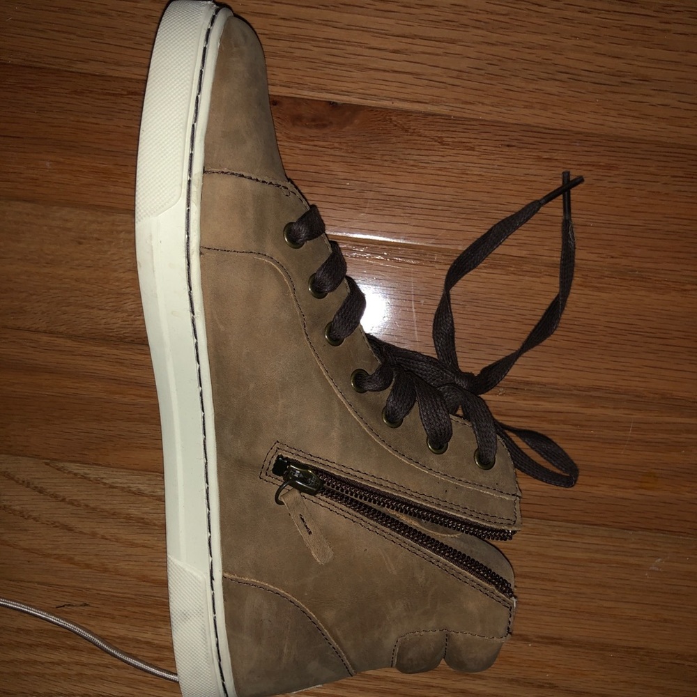 Women’s UGG sneakers